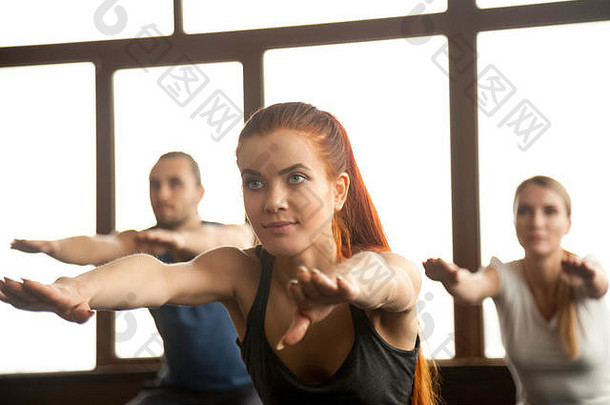 运动美丽的红色头发的人女孩健身锻炼集团