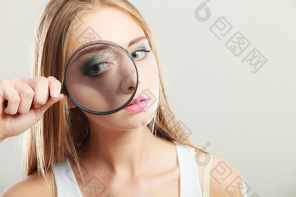 调查探究教育理念。特写女人的脸，女孩拿着放大镜