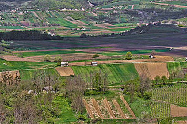 克罗地亚Kalnik山区的葡萄园和带有传统村舍的田地
