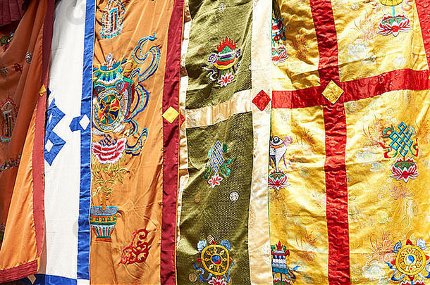 尼泊尔Namche Bazaar市场上出售的传统刺绣丝绸，带有佛教图案