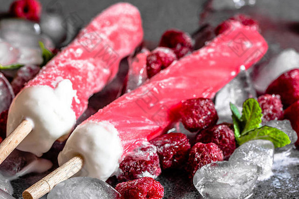 夏日水果红色冰棍，清凉小吃