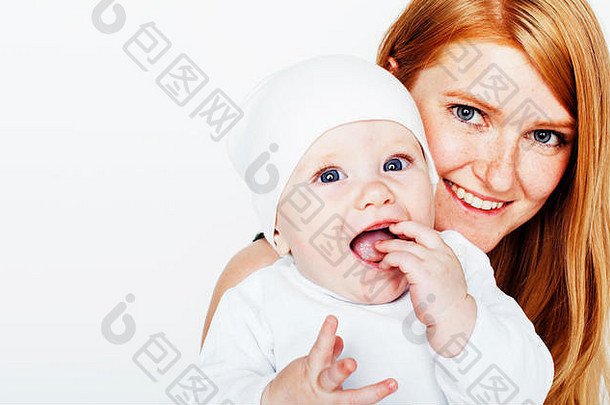 年轻美丽的母亲带着<strong>婴儿</strong>，红头幸福的家庭与世隔绝