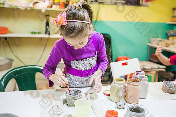 女孩陶瓷工作室绘画白手起家的粘土花瓶表格陶器研讨会