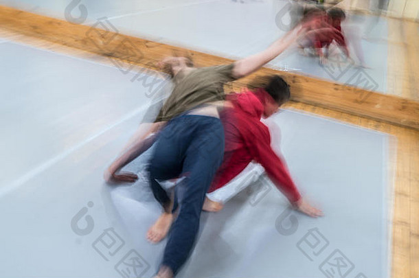 两个舞者在流动中移动模糊。图像艺术模糊、如画、失焦。以开放的姿势移动。故意强模糊im