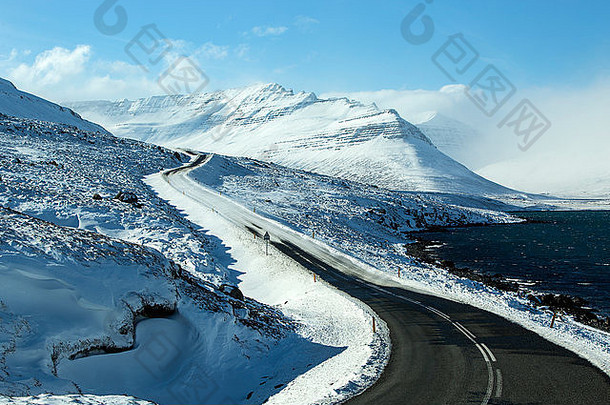 冰岛<strong>冬季</strong>有火山山脉的雪路