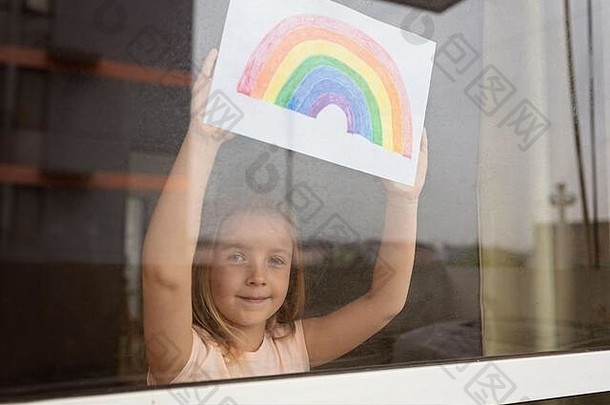 儿童绘画彩虹在2019冠状病毒疾病在家检疫。靠近窗户的女孩。在家社交媒体上开展预防冠状病毒的活动，让我们<strong>共同努力</strong>