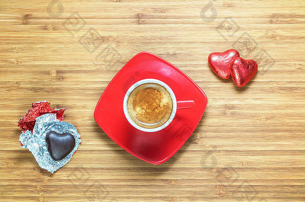 心形状的糖果包装明亮的红色的箔说谎木纹理杯咖啡背景浪漫的主题