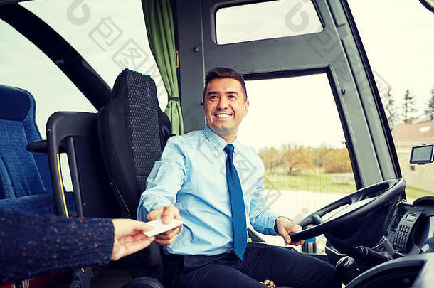 公共汽车司机向乘客取车票或卡