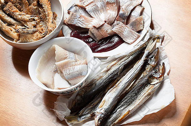 各种各样的鱼木表格烤腌制咸胡瓜鱼鱼鲱鱼角