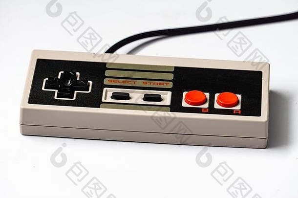 复古的游戏控制器电缆白色背景
