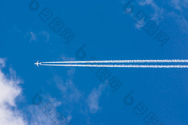 白云蓝天蓬松的太阳耀斑飞机轨迹阳光明媚的白天纹理背景