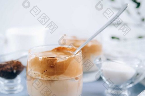韩国时尚的dalgona咖啡，蓬松的奶油搅打饮料。