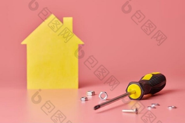 房子改造概念首页修复重新装修了螺丝黄色的房子形状的数字粉红色的背景