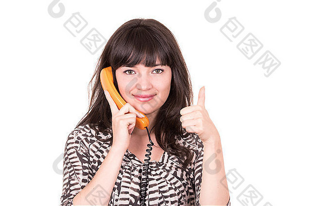 使用复古橙色电话的美丽年轻女子