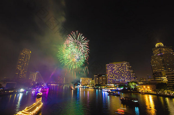 泰国曼谷2016年倒数计时庆祝晚会湄南河烟火