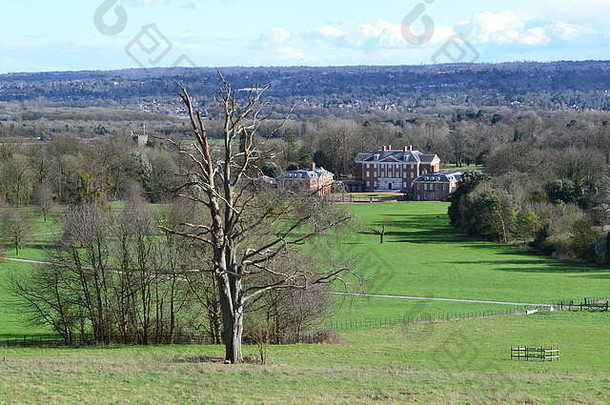 三月份，在Sevenoaks附近的肯特郡Chevening House庄园的全景。约17世纪的伊尼戈·琼斯住宅由政府使用。北唐斯路