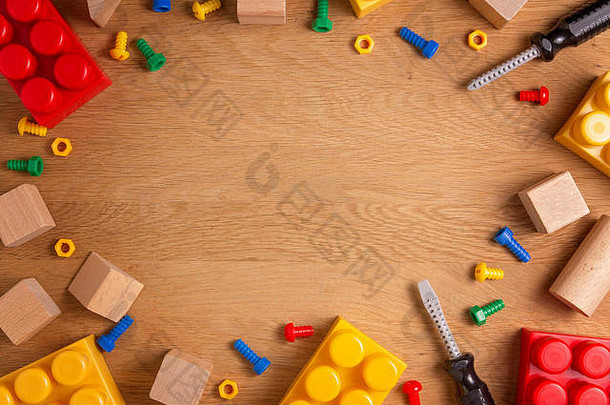 儿童玩具框架的背景与玩具工具，块和立方体上的木桌。顶视图。平铺。文本的空间