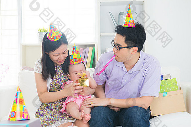 亚洲家庭庆祝生日