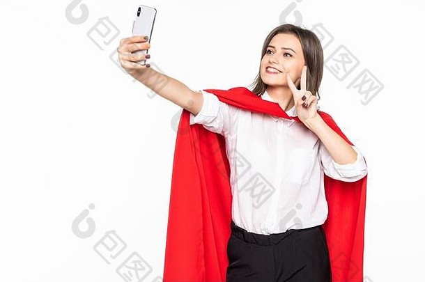 年轻漂亮的红衣女子在白色背景下单独在手机上自拍