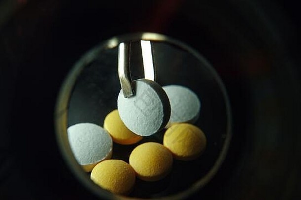 制药医学概念黑色的背景医疗药片医学药物药片黄色的平板电脑白色胶囊