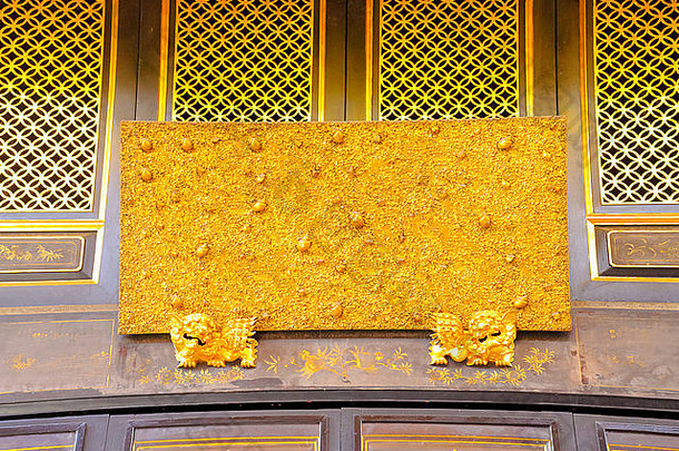 在房子前面贴上中国风格的金色招牌