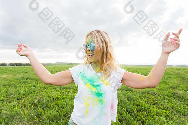 有趣的胡里节节日假期概念有趣的女人覆盖颜色粉微笑自然背景