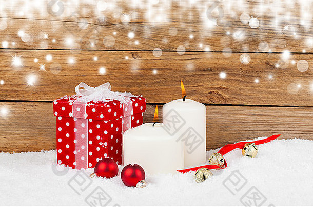 木制背景上有雪的圣诞红色礼物