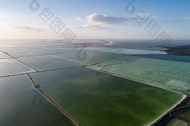 中国青海盐滩鸟瞰图