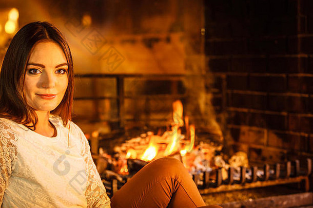 女人放松休息壁炉年轻的女孩加热气候变暖冬天首页