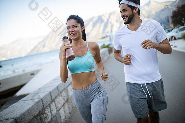 健康的运动生活方式。Happy fit people朋友户外运动和跑步