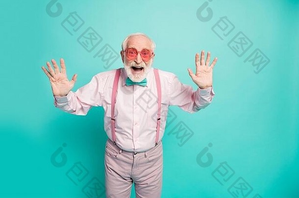 嘿嘿，是我。积极开朗的老人肖像真正的时髦人士举手问候他的退休朋友家人尖叫着穿上好看的衣服