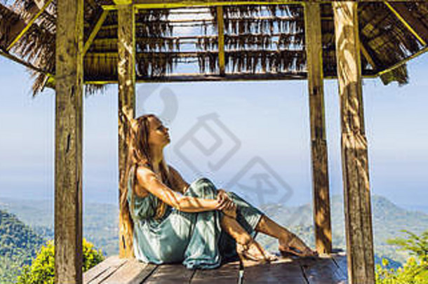 年轻的女人传统的巴厘岛的露台巴厘岛岛横幅长格式
