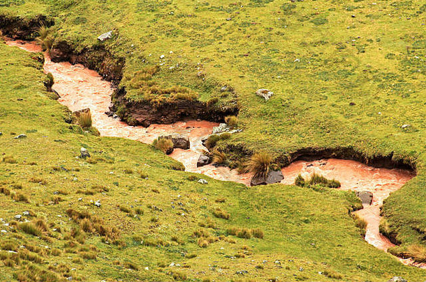 棕色（的）河蜿蜒曲折的秘鲁安第斯山脉