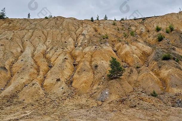 博尔/塞尔维亚-2019年7月13日：中国矿业公司拥有的塞尔维亚博尔铜矿因工业污染导致的土壤侵蚀和退化