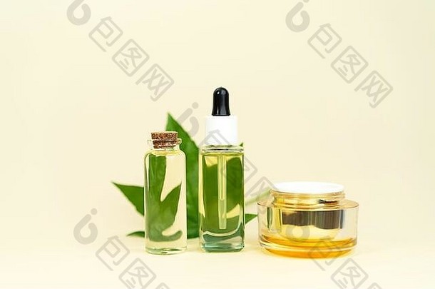 玻璃瓶Herbal中央商务区石油THC酊奶油麻叶柔和的米色背景平躺最小的风格化妆品中央商务区石油至关重要的自然油脸身体
