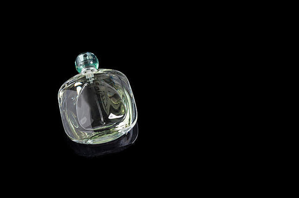 香水瓶反射黑色的背景香水化妆品Copyspace文本
