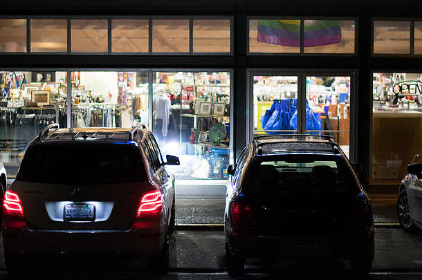 汽车停车很多商店夜间