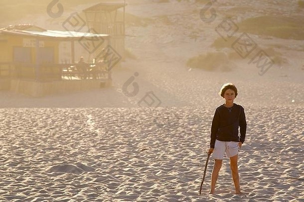 年轻的男孩前面乡村海滩小屋爱定蛋糕马略卡岛日落