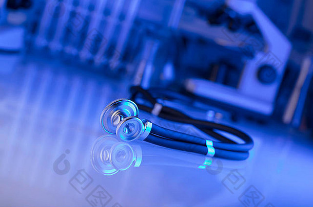 医疗保健医疗概念听诊器显微镜蓝色的背景