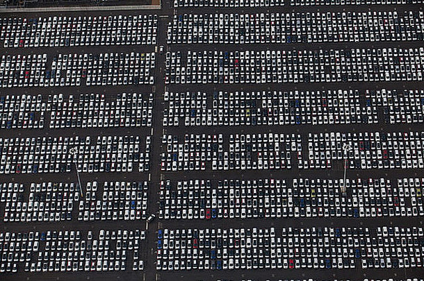 从空中看，阿文茅斯的汽车。2014年1月9日。