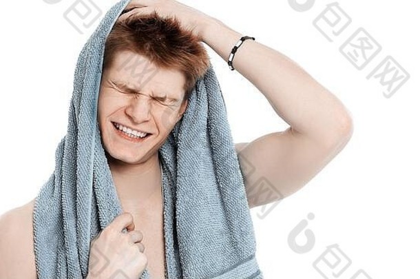 淋浴后拿着毛巾放松的年轻人。
