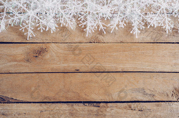 木质棕色圣诞背景，雪花和圣诞装饰。