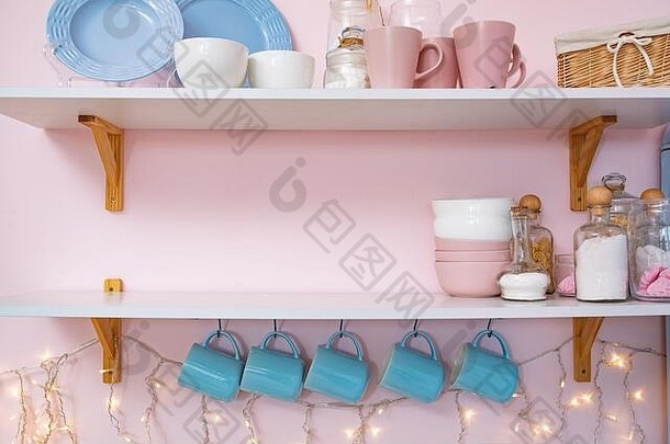 圣诞室内装饰带杯罐和花环的厨房货架图片室内背景视图