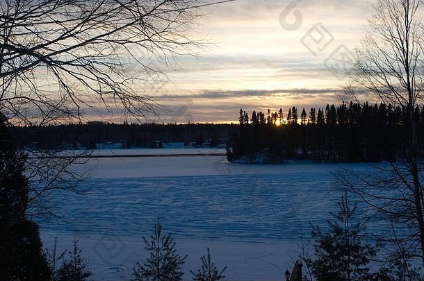 Lac Brochet冬季图片，晚上的冬季湖景，Lac Brochet，圣达维德法拉鲁，魁北克，加拿大