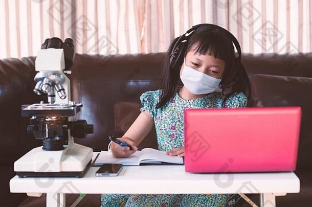 孩子女孩穿脸面具耳机学习在线移动PC显微镜首页距离教育风格