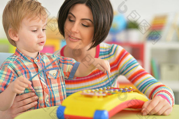 年轻的母亲和儿子玩耍