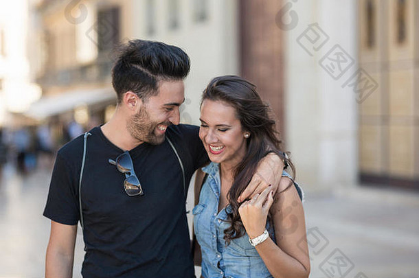 一对幸福的年轻夫妇笑着拥抱在一起的画像