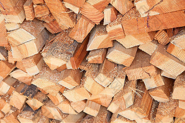 堆放在木材场的一堆新木钉