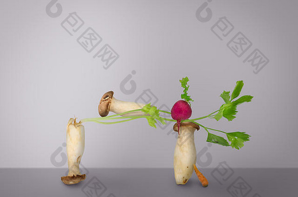 水果和蔬菜的创意。香蕉、萝卜、蘑菇和胡萝卜，紫色背景，食物概念。