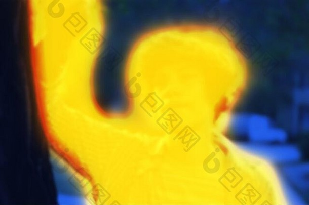 红外扫描仪蒂尔橙色黄色的音调男人。肖像